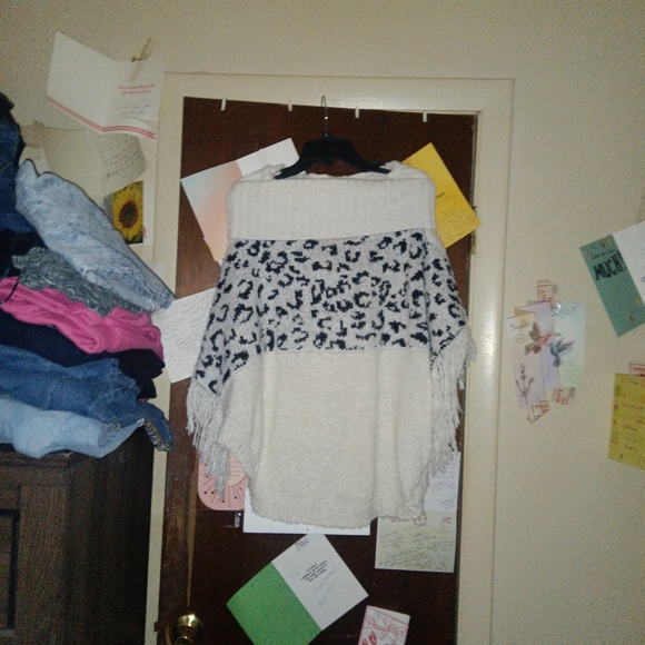 THE PAPER STORE animal print sweater poncho - Picture 5 of 5